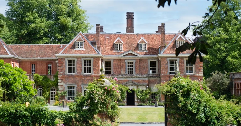 Hampshire Minimoons: 4 Romantic Escapes to Compare