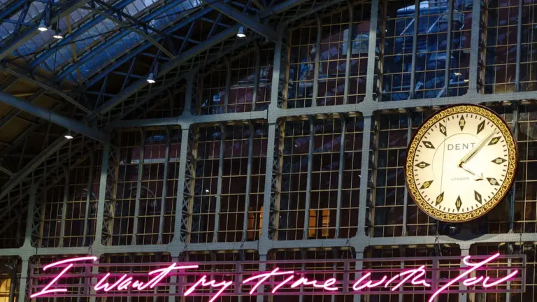 UK clocks go back on 25 October 2026: check Sunday travel times