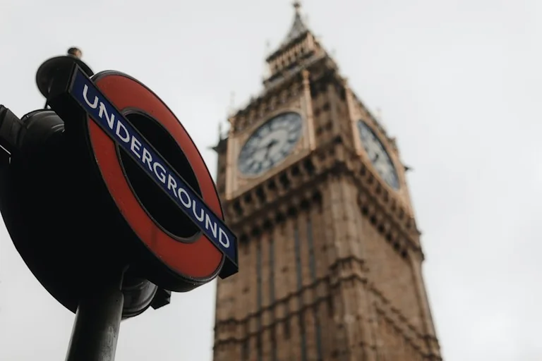 UK clocks go back on 25 October 2026: check Sunday travel times