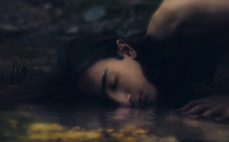 Water Dreams: How Setting and Feeling Shape Their Meaning